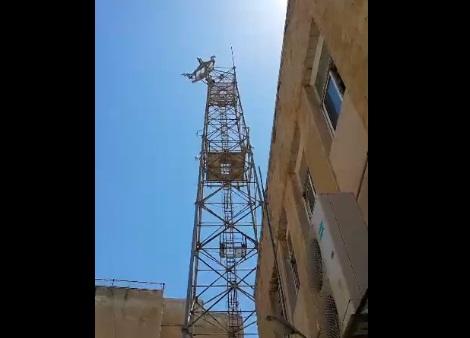 شاب يهدد بالانتحار عن برج اتصالات في إربد - (صور) شاب يهدد بالانتحار عن برج اتصالات في إربد - (صور)