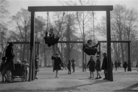 شاهد.. ماذا كان يفعل الأطفال قبل «فيس بوك»