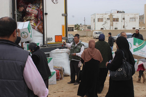الحملة السعودية تواصل توزيع مساعداتها على اللاجئين السوريين الحملة السعودية تواصل توزيع مساعداتها على اللاجئين السوريين