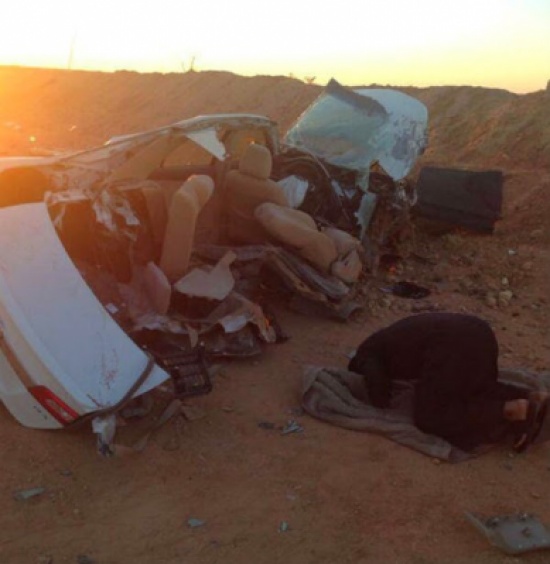 بالصور: شاب يخر ساجداً لله بعد نجاته بأعجوبة من حادث خطير بالصور: شاب يخر ساجداً لله بعد نجاته بأعجوبة من حادث خطير