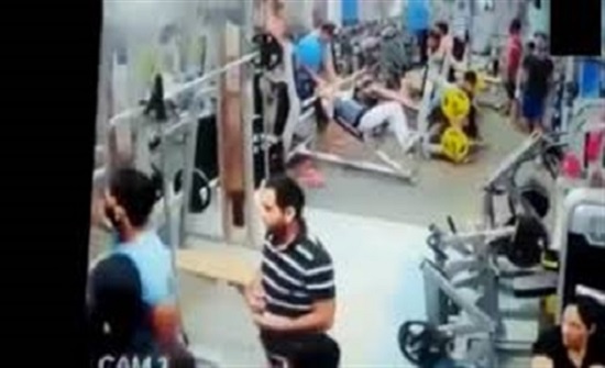 مشاجرة طاحنة بين مجموعة من الأشخاص داخل صالة جيم (فيديو) مشاجرة طاحنة بين مجموعة من الأشخاص داخل صالة جيم (فيديو)
