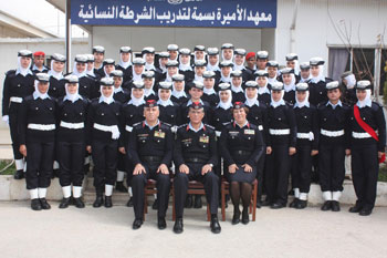 نائب مدير الأمن العام يرعى حفل تخريج الدورة 51 من مستجدات الشرطة النسائية والدفاع المدني 