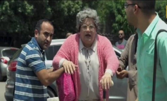 فيديو| فنان مصري شهير يرتدي ملابس نسائية ويسير في الشارع