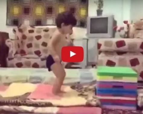 طفل يشعل مواقع التواصل بقوته