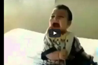 شاهد.. موقف محرج لفتاة حسناء ترقص خلف الباب