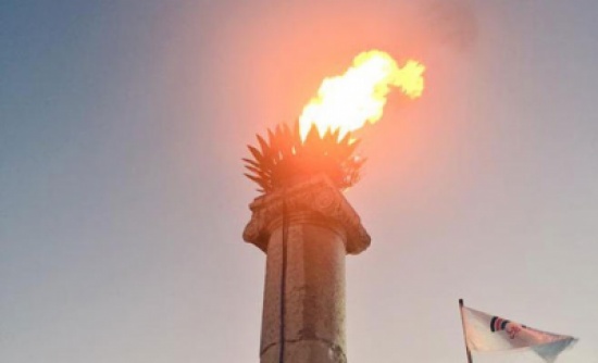 مندوبا عن الملك رئيس الوزراء يوقد شعلة مهرجان جرش