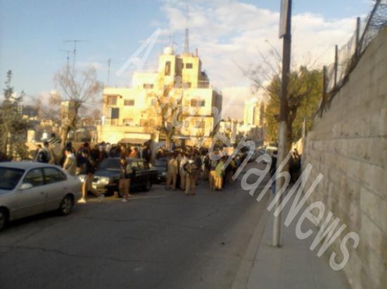 طلاب يعتصمون احتجاجا على نقل المدير " صور "