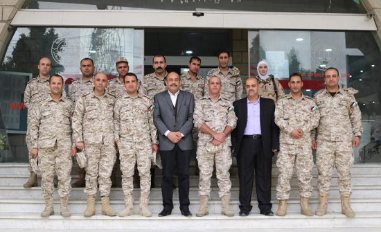 وفد من كلية الأمير الحسين الفنية العسكرية يزور غرفة تجارة الزرقاء وفد من كلية الأمير الحسين الفنية العسكرية يزور غرفة تجارة الزرقاء