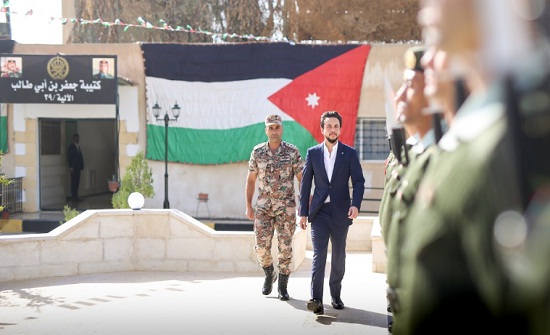 بالصور : الامير حسين يتابع تمرينا عسكريا