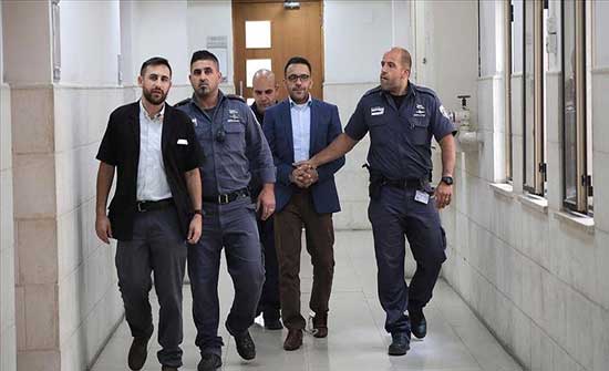 إسرائيل تحتجز محافظ القدس لساعات وتمنعه من السفر إسرائيل تحتجز محافظ القدس لساعات وتمنعه من السفر