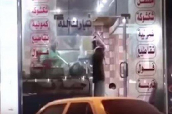 شاهد: رد فعل أصحاب محلات فول تجاه شاب طلب الشراء مقابل الصلاة على النبي