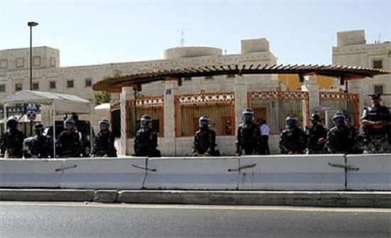 اصابة رجلي امن والقبض على 4 اشخاص جراء القاء حجارة بالقرب من السفارة الامريكية اصابة رجلي امن والقبض على 4 اشخاص جراء القاء حجارة بالقرب من السفارة الامريكية