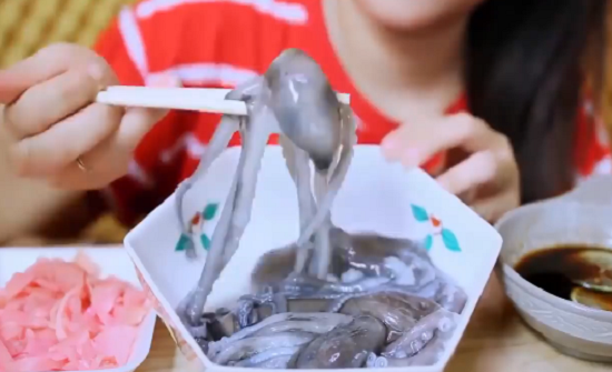 بالفيديو: مقطع صادم لفتاة تستمتع بتناول أخطبوط حيا