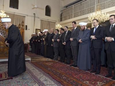 الأسد يصلي بمسجد في دمشق خلال احتفال بالمولد النبوي الأسد يصلي بمسجد في دمشق خلال احتفال بالمولد النبوي