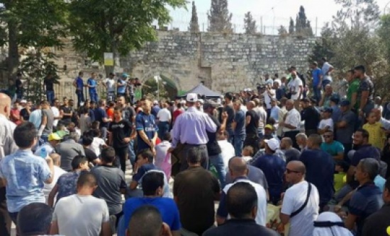 عشرات الإصابات في مواجهات أعقبت دخول آلاف الفلسطينيين للأقصى عشرات الإصابات في مواجهات أعقبت دخول آلاف الفلسطينيين للأقصى