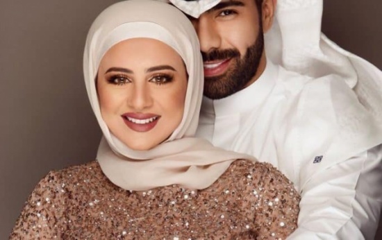 شاهد: لماذا أثارت هذه الصورة لمذيع كويتي وزوجته جدلاً على مواقع التواصل؟ شاهد: لماذا أثارت هذه الصورة لمذيع كويتي وزوجته جدلاً على مواقع التواصل؟