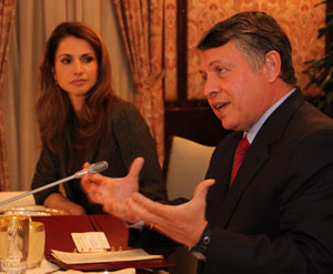 الملك يؤكد أهمية مشاركة المرأة في مسيرة الإصلاح والتطوير والتحديث ( صور )