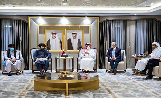 وزير الخارجية القطري يلتقي بالدوحة المبعوث الأميركي ورئيس المكتب السياسي لطالبان