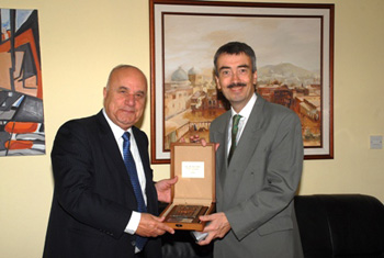 رئيس جامعة البترا يستقبل السفير البريطاني في عمان