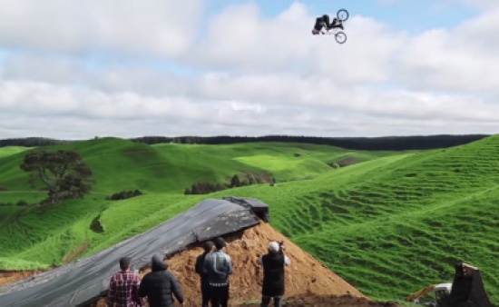 عروض سيرك قاتلة بالدراجة الهوائية