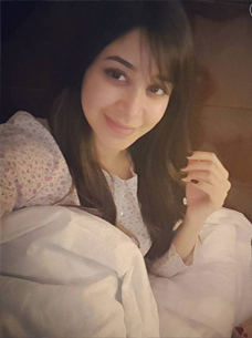 اسيل عمران بالبيجاما من دون مكياج اسيل عمران بالبيجاما من دون مكياج