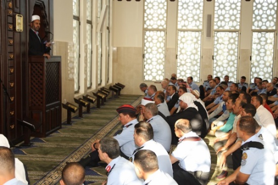 الطوالبة يصلي العيد في مسجد الأمن الجديد بعمان