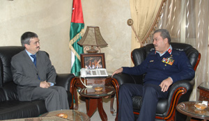 السفير البريطاني  يزور المديرية العامة للدفاع المدني