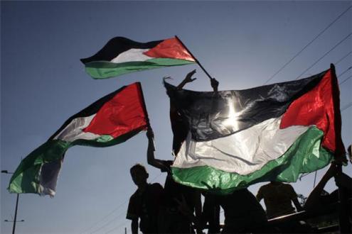 تدمير بوابة مستوطنة ببيت لحم ورفع علم فلسطين فوقها تدمير بوابة مستوطنة ببيت لحم ورفع علم فلسطين فوقها