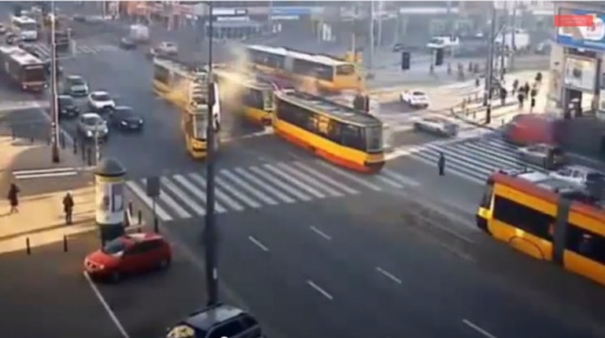 شاهد لحظة تصادم بين قطاري ترامواي