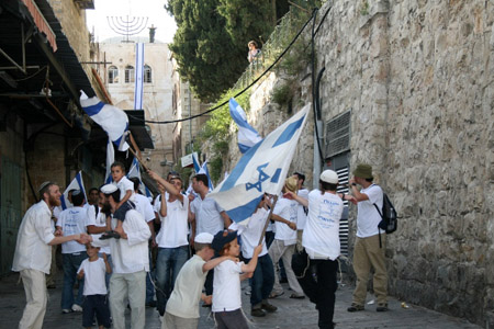 القدس: المستوطنون ينظمون مسيرة استفزازية القدس: المستوطنون ينظمون مسيرة استفزازية