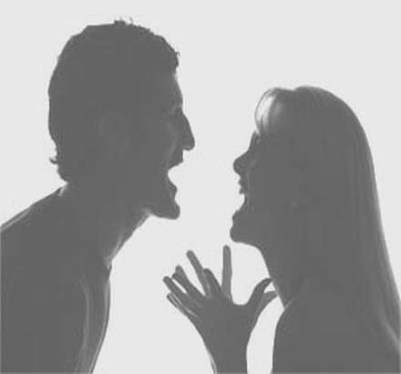يلقي أطفاله من الطابق الـ4 بسبب خلافات زوجية يلقي أطفاله من الطابق الـ4 بسبب خلافات زوجية