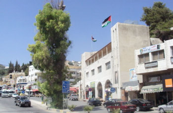 بلدية عجلون تباشر تعبيد الطرق والدخلات الفرعية داخل المدينة بلدية عجلون تباشر تعبيد الطرق والدخلات الفرعية داخل المدينة