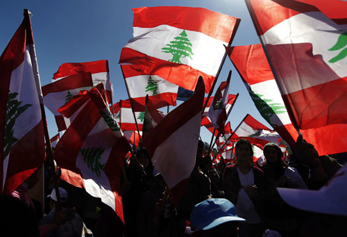 انصار الحريري يطالبون باسقاط سلاح حزب الله في تظاهرة ببيروت انصار الحريري يطالبون باسقاط سلاح حزب الله في تظاهرة ببيروت
