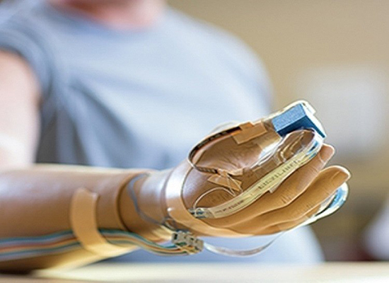 علماء أمريكيون يعيدون حاسة اللمس إلى طرف صناعي علماء أمريكيون يعيدون حاسة اللمس إلى طرف صناعي