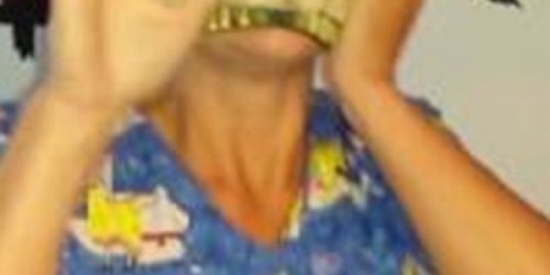 بالفيديو.. أم مقنعة تصيب ابنتها بالذعر