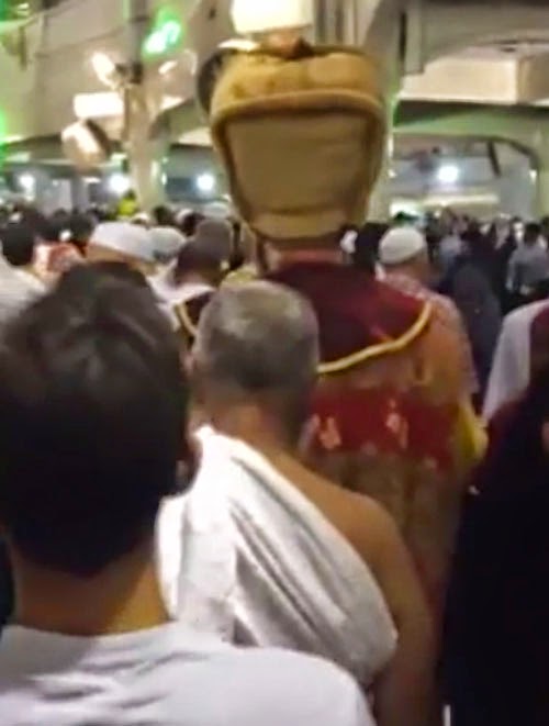 رجل يرتدي زي غريب في الحرم