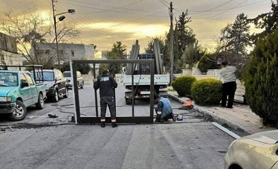 ازالة بوابة اغلقت طريقا في شميساني ازالة بوابة اغلقت طريقا في شميساني