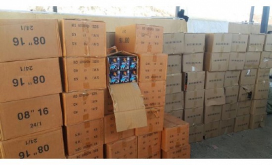 بالصور ... إحباط تهريب ألعاب نارية وصواعق كهربائية في العقبة