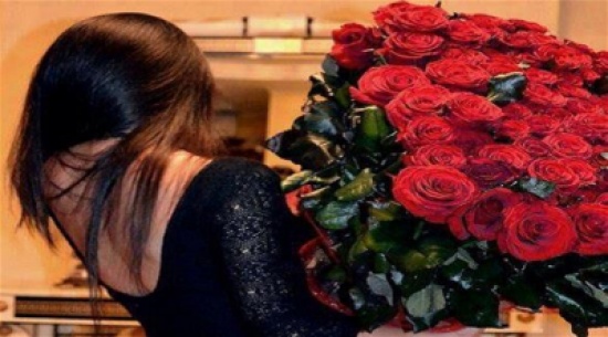 يسافر 28 ساعة ليقدم الزهور لحبيبته يسافر 28 ساعة ليقدم الزهور لحبيبته