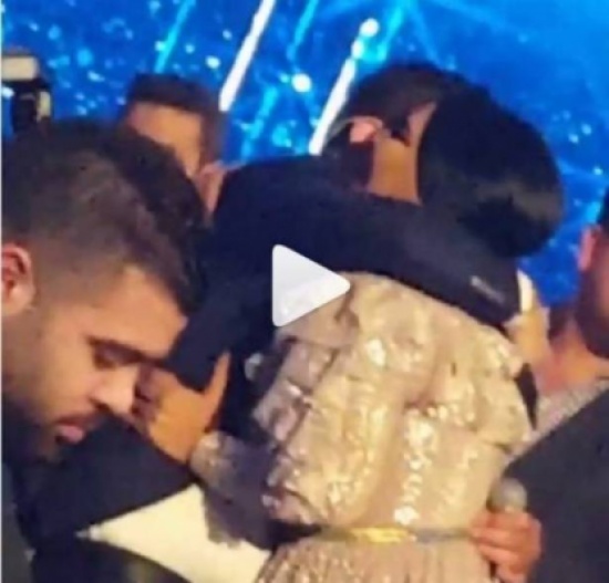 أحلام تحتضن متسابق Arab Idol في الكواليس بسلوك عفوي لم تقم به من قبل!