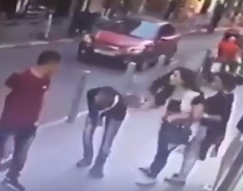 بالفيديو: فتاة تلقّن متحرشا بها درسا أمام الناس في رام الله