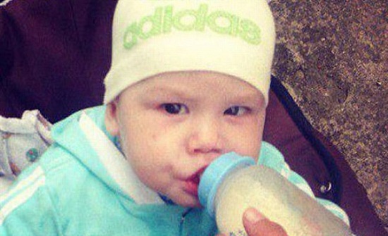 رضيعة تموت من الجوع بعد أن تركتها أمها وحدها للتنزه مع أصدقائها لمدة أسبوع .. صور