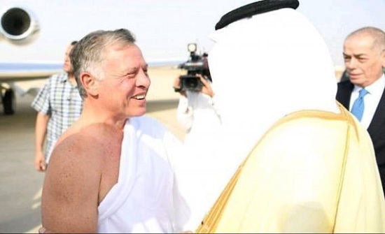 بالصور : الملك عبدالله يصل مكة بملابس الاحرام ويؤدي مناسك العمرة