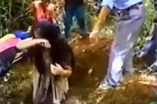 بالفيديو .. دفن زوجة مع زوجها و هي حية بنفس القبر "مشاهد مؤلمة" بالفيديو .. دفن زوجة مع زوجها و هي حية بنفس القبر "مشاهد مؤلمة"