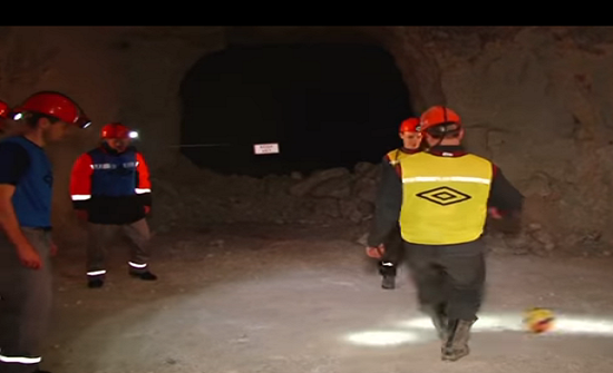 مباراة كرة قدم تحت الأرض