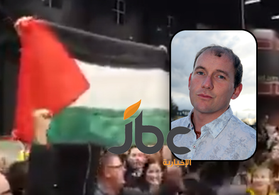 بالفيديو : برلماني إيرلندي يرفع علم فلسطين بعد فوزه بالانتخابات بالفيديو : برلماني إيرلندي يرفع علم فلسطين بعد فوزه بالانتخابات