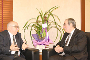 وزير الاشغال العامة يلتقي السفير القبرصي 