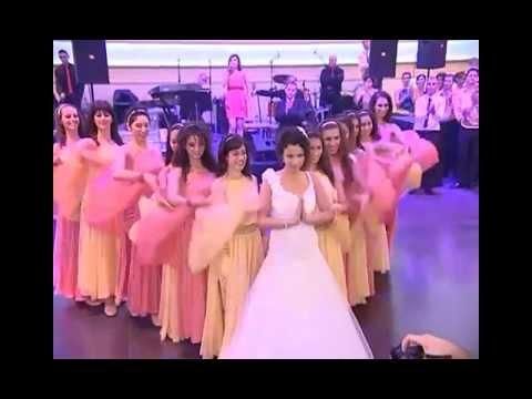 بالفيديو.. رقصة مميزة لعروسين في يوم زفافهما