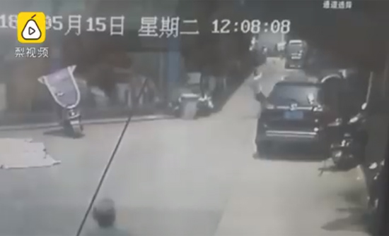 بالفيديو: رد فعل سريع من رجل ينقذ حياة طفلة تسقط من الطابق الثاني