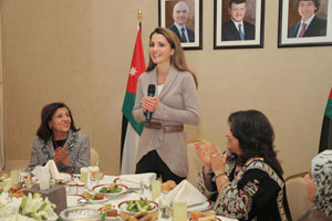 الملكة تلتقي مع عدد من سيدات محافظة اربد 